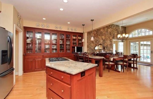 Moneta House | Wind Family Compound-Best LARGE Rental on SML! 8000sq feet!