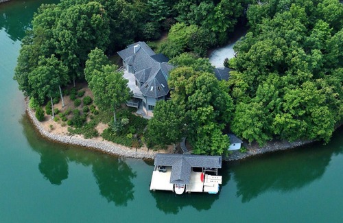 Huddleston House | Wind Family Estate-7000sq feet with 7 flex rooms!