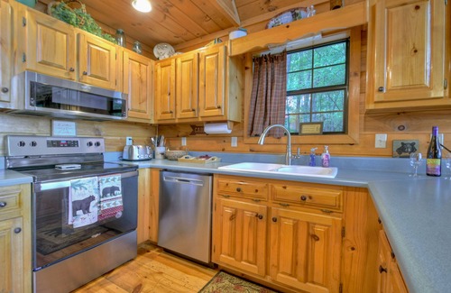 Walnut Mountain Cabin | Wind Rush- Pet-friendly retreat featuring breathtaking mountain views, hot tub, WiFi, paved roads, and convenient proximity to downtown Ellija