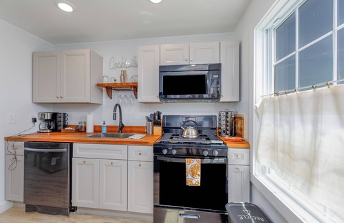 Green Creek Apartment | Windblown 2 - Eco Friendly Waterfront Apt