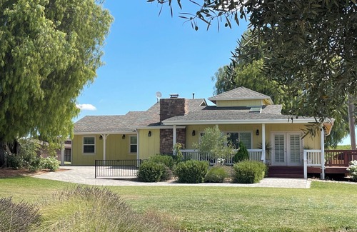 Paso Robles House | Windmill House on Rails Nap Estate.