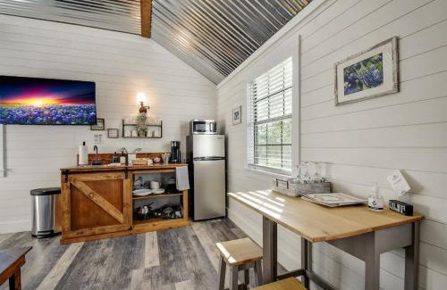 Fredericksburg House | Windmill Meadows Cottages-Firepit-Hill Country Views!
