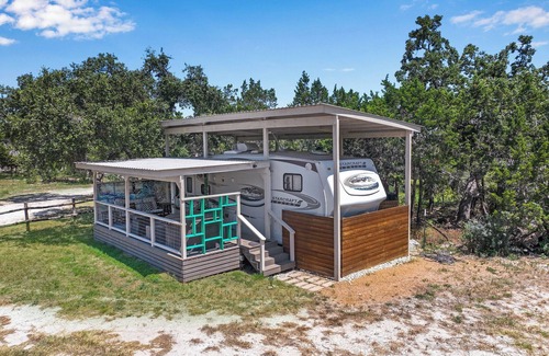 Wimberley House | Windmill Ranch- Glamping Star RV I Hot tub, stargazing