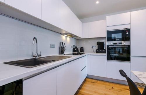 Birmingham City Centre Apartment | Windmill Suite- Modern 2 bed 2 bath with concierge perfect for leisure, business and contractor stays by Dreamluxe