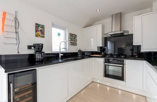 Erith Apartment | Windrush Court · Stunning Penthouse With River Views Near Erith Stn | Pass The Keys