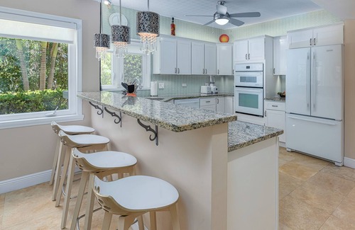 West Bay Apartment | Windsong 2 Stunning Villa-4 UNIT COMPLEX-Boggy Sand Rd-gated access to SMB