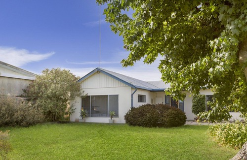 Paynesville House | Windsong - A beautiful country-style property only metres from the water