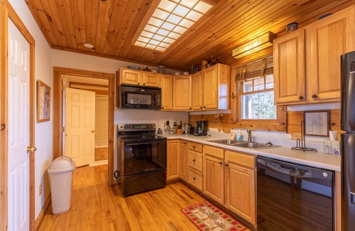 Boone Cabin | Windsong - long range views, pet friendly, fireplace
