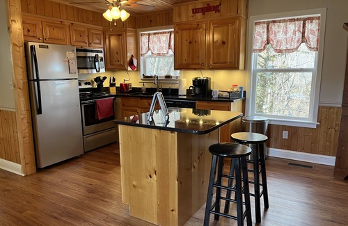 Chalet Village House | WINDSONG! Peaceful, Quiet Cabin Bordering Nat. Park Near Downtown Gatlinburg