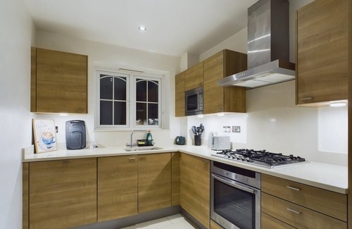 Winkfield Apartment | Windsor Castle & Royal Ascot Stay | Free Parking