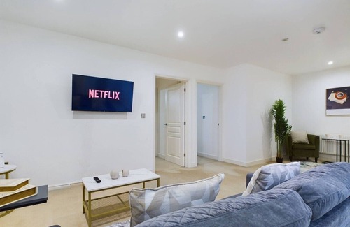 Winkfield Apartment | Windsor Castle & Royal Ascot Stay | Free Parking