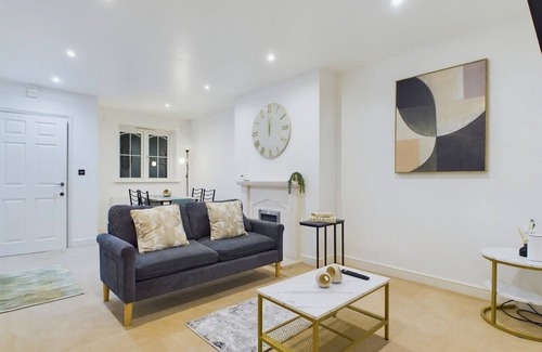 Winkfield Apartment | Windsor Castle & Royal Ascot Stay | Free Parking