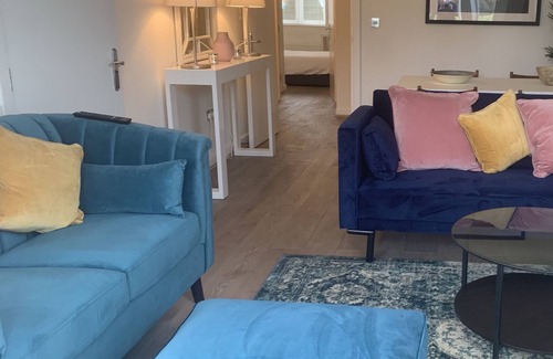 Windsor Apartment | Windsor - Modern - Two Bedroom (Two Bathroom) Apartment on Private Estate