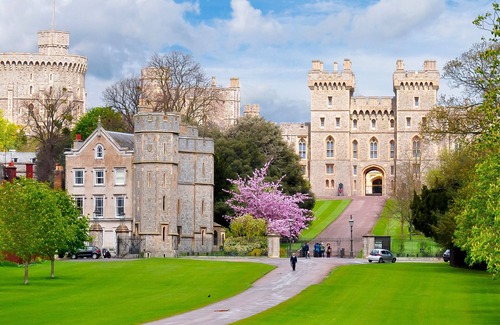 Windsor Apartment | Windsor - Modern - Two Bedroom (Two Bathroom) Apartment on Private Estate