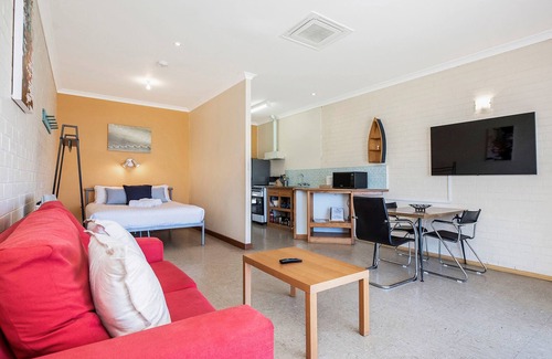 Lancelin Apartment | Windsurfer Beach Chalet - 1