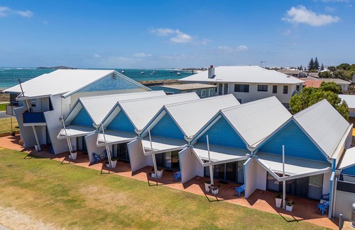 Lancelin Apartment | Windsurfer Beach Chalet - 1
