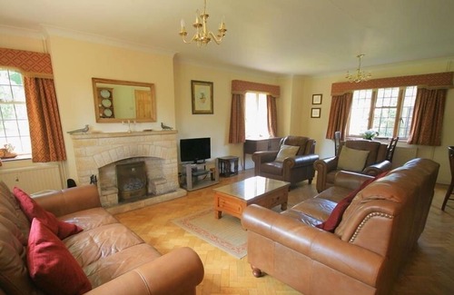 Longborough Cottage | WINDY RIDGE COTTAGE, pet friendly, with open fire in Longborough