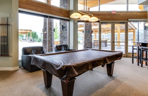 Central Okanagan Condo | Wine Country | 2 BR + Hot Tub | Free Parking & Close to WORLD CLASS Wineries