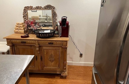 Junior College Neighborhood Association Cottage | Wine country: Charming 2-bedroom cottage with WiFi in delightful Santa Rosa
