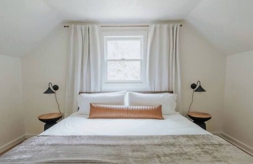 Dahlonega Cabin | Wine Country Getaway Chalet | Pet Friendly