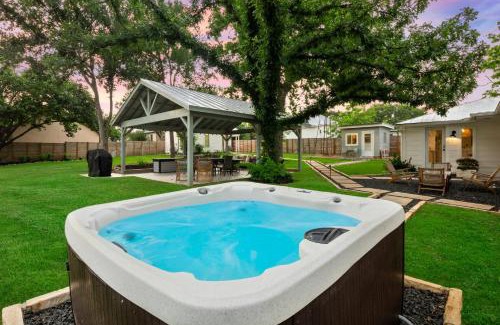 Fredericksburg House | Wine Down House - Fire Pit & Walk to Main St
