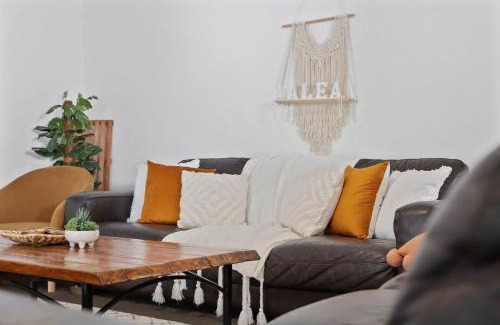 Cessnock House | Wine Down Retreat - The Great Entertainer with Heated Pool, Fireplace and Firepit for the Perfect All-Season Escape