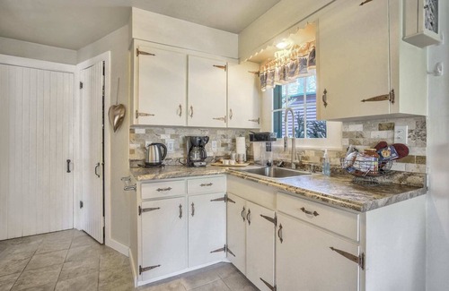 Cascade-Chipita Park Cabin | Wine Gazebopikes Peak Mountain Log Cabin for 2