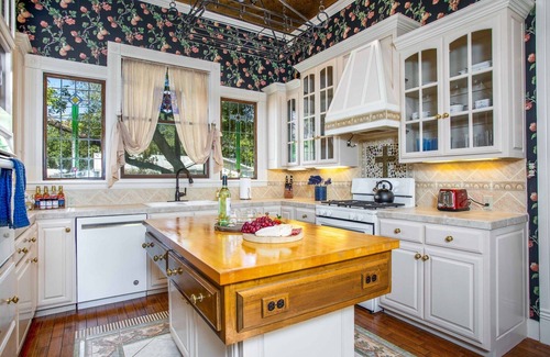 Fredericksburg House | Wine & Hill Country Retreat | Hot Tub | Fire Pit