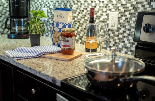Saint Joseph Condo | Wine & Waves | Downtown Rooftop Deck | Fireplace