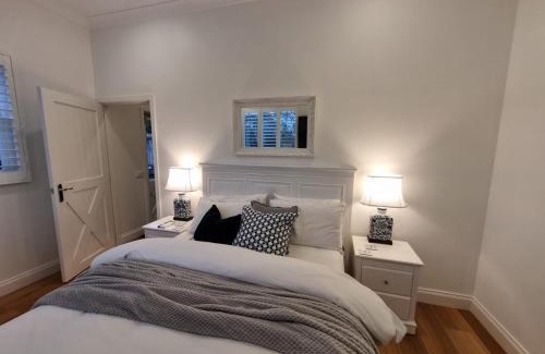 Red Hill Bed & Breakfast | Winemakers Cottage at Treetops Red Hill