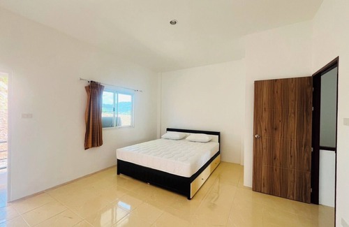Ratsada Cottage | Winlee House is spacious, two-story with two bedrooms huge living room