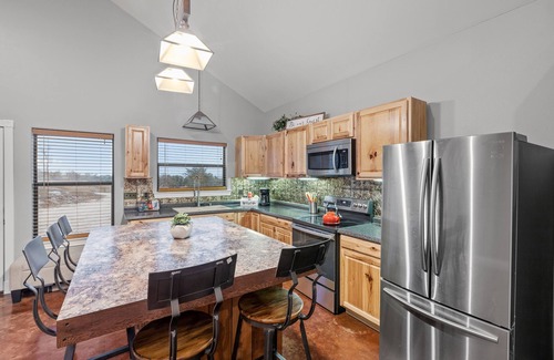 Fredericksburg House | Winnie's Place - Dog Friendly - Beautiful sunsets, Hill County Views!