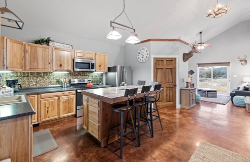 Fredericksburg House | Winnie's Place - Dog Friendly - Beautiful sunsets, Hill County Views!