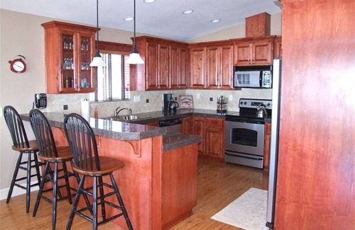Roads End House | WINTER 2025-FREE nights! Pay for 3, get 2 FREE! Hot Tub-WIFI-AMAZING VIEWS!