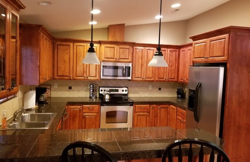 Roads End House | WINTER 2025-FREE nights! Pay for 3, get 2 FREE! Hot Tub-WIFI-AMAZING VIEWS!