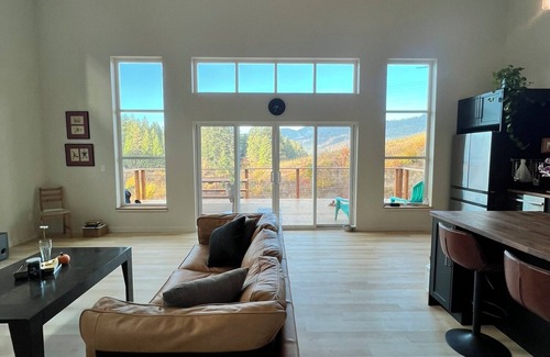 White Salmon House | Winter Getaway in Husum, WA