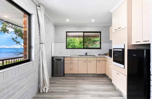 Traviston Apartment | Winter on the Esplanade