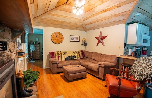 Confluence Cabin | Winter Retreat! Private Stream,Walking Trails & Cozy Fireplace