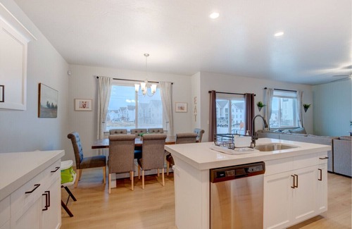 American Fork House | WINTER SPECIAL! Large Fenced Yard & Mtn Views!