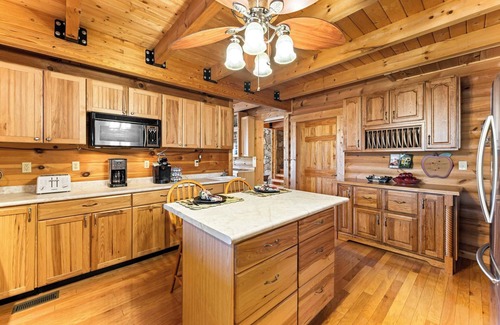 Gatlinburg - Pigeon Forge Cabin | Winterbrow - Privacy, Views, Hot Tub, and Games!