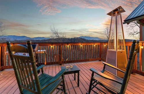 Gatlinburg - Pigeon Forge Cabin | Winterbrow - Privacy, Views, Hot Tub, and Games!
