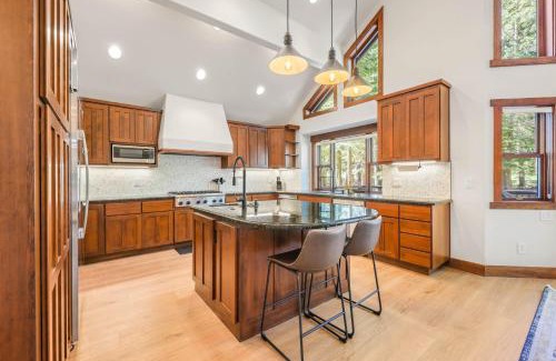 Truckee House | Wintergreen at Tahoe Donner by Tahoe Getaways - 3BR w HOA!