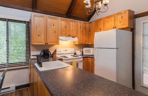 Treeloft Ski Chalet | WinterGreen Resort Chalet-Huge deck over Scenic View, 3 BR, 2 BA, Ski In/Ski Out
