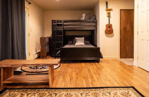 Chestnut Springs Ski Chalet | Wintergreen Hike & Ski Retreat w/ Hot Tub!