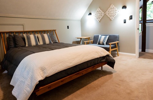 Chestnut Springs Ski Chalet | Wintergreen Hike & Ski Retreat w/ Hot Tub!