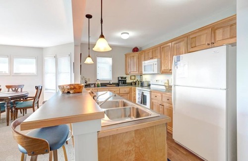 Banner Elk Condo | Wintergreens R132- Mountain Condo, Mountain View, Gated Resort, Indoor/Outdoor Pools and Hot Tub,.