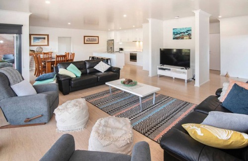 Wilyabrup Apartment | Wirraway Luxury Chalet | Lake Views | Private Gardens
