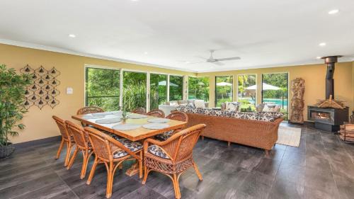 Macmasters Beach House | 'Wirreanda Retreat - Acreage' by HolidayCo