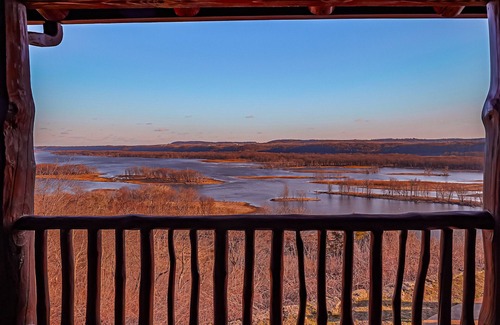 Cassville House | Wisconsin Log Cabin Lodge | Sleeps 16
