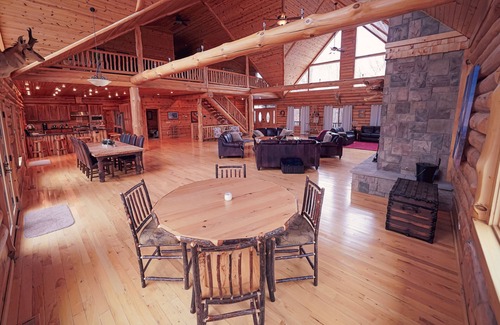 Cassville House | Wisconsin Log Cabin Lodge | Sleeps 16